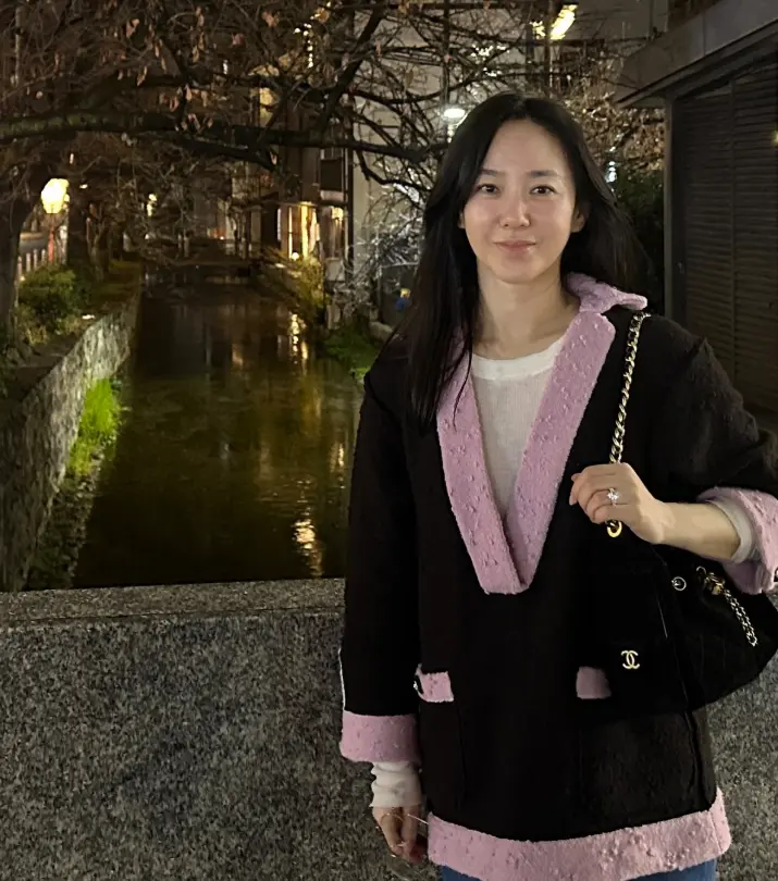 54岁韩国女星朴珠美在日本旅行时的素颜私服近照，展现冻龄美貌与松弛感穿搭