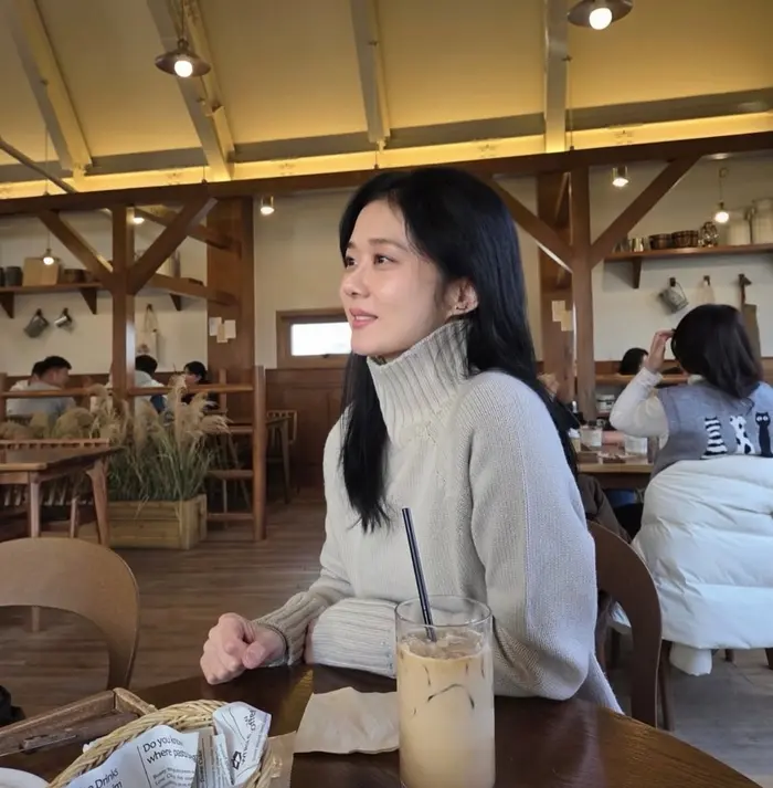 张娜拉身穿象牙色高领毛衣在咖啡馆的日常素颜照,展现44岁冻龄美貌