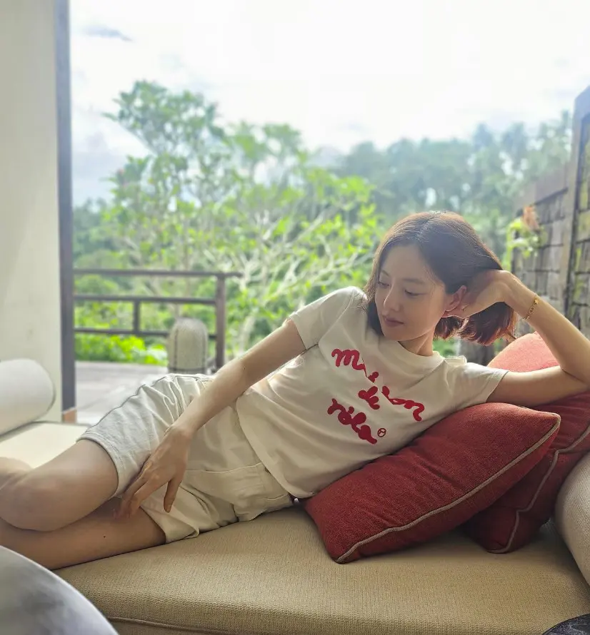 文彩元单手枕头侧卧,展现出慵懒自然的素颜美貌,眼神温柔。