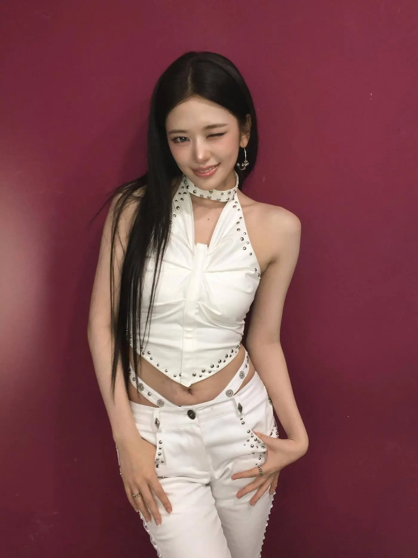 安俞真对着镜头Wink,展现性感与果汁美兼具的反转魅力