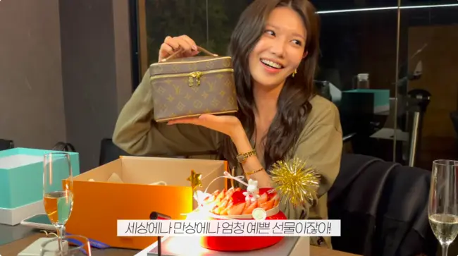 少女时代成员Yuri、林允儿、Tiffany围坐在一起为秀英庆祝36岁生日,齐唱生日歌画面温馨