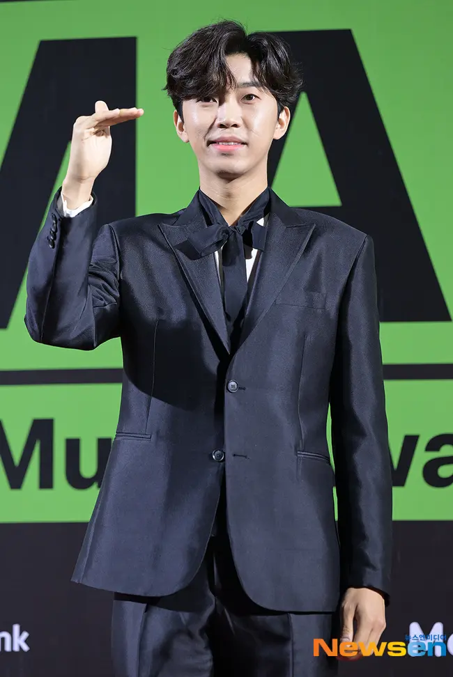 林英雄在IM HERO演唱会上深情演唱《比天堂更美丽》的现场官方宣传照