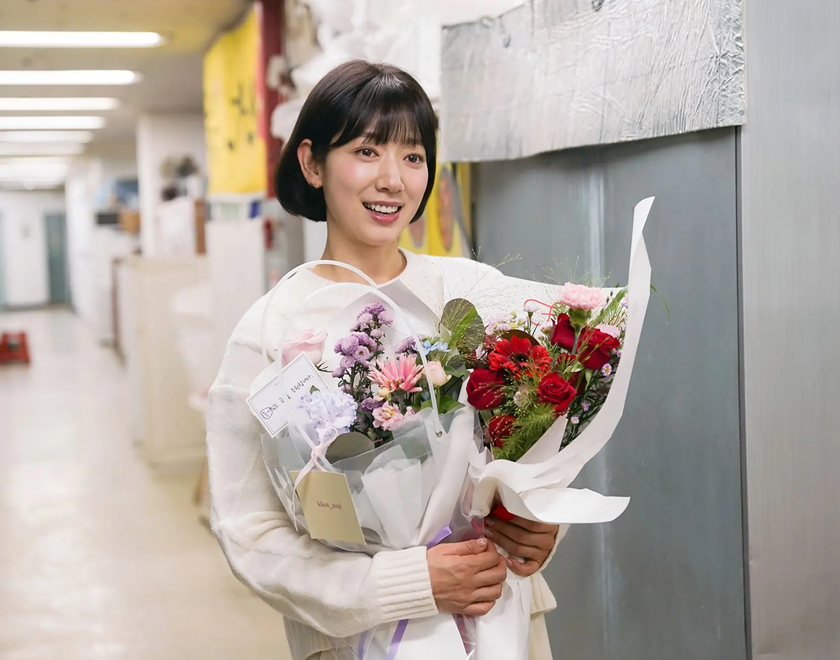 韩国女演员朴信惠展现多重魅力的迷人瞬间与生活状态