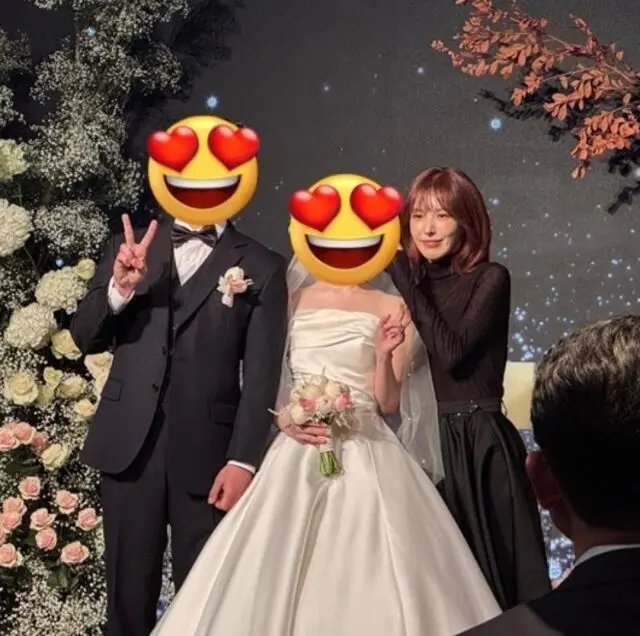网络社区流传的Wendy出席老粉婚礼并送上新婚祝福的现场照片