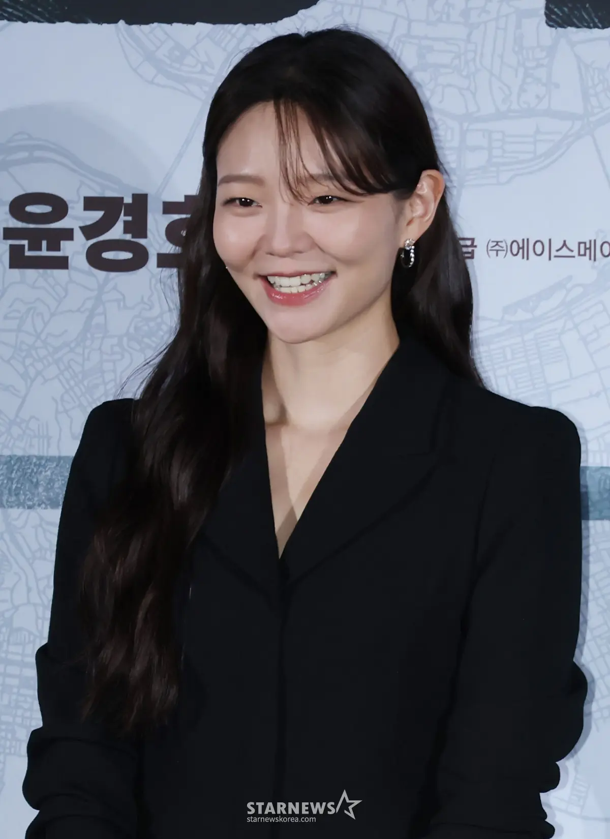 韩国实力女星李絮出席犯罪悬疑电影终极调查首尔发布会现场俏皮微笑