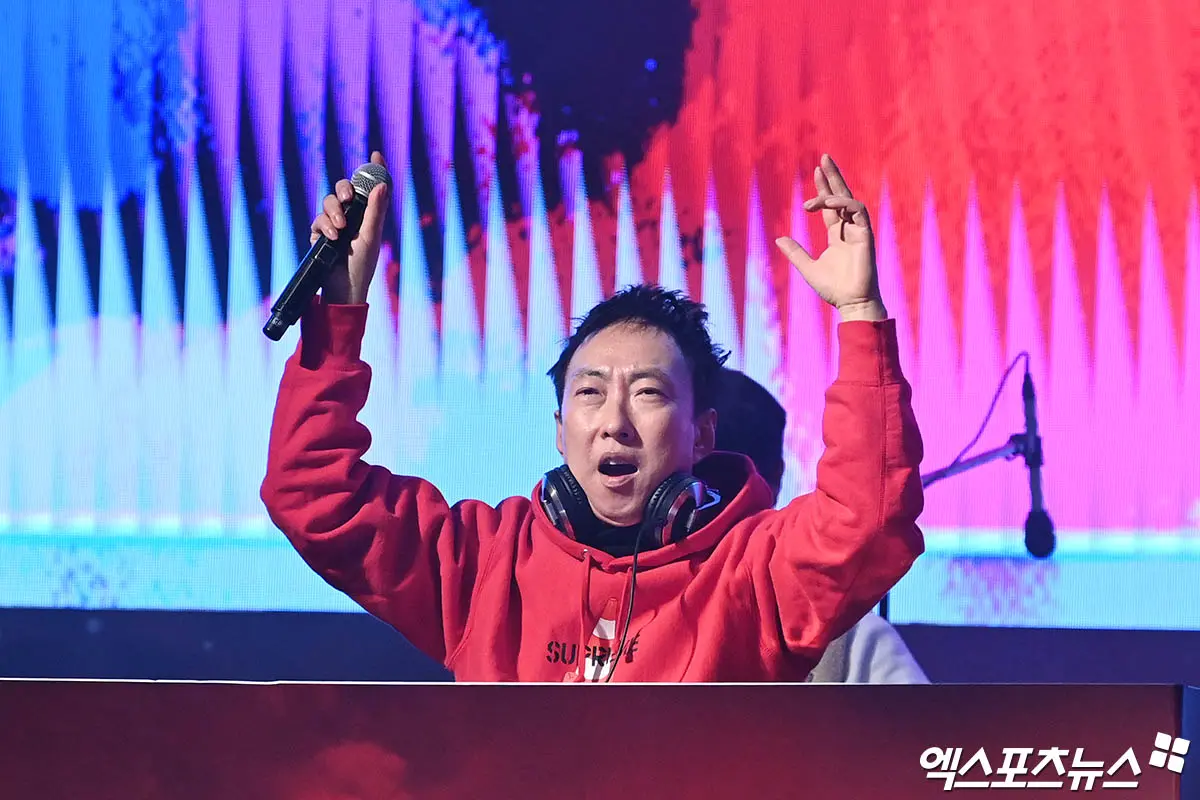 朴明秀与李贤伊等嘉宾在电台录音室愉快交流的场景