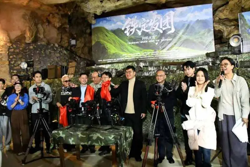 中文莱合拍短剧《铁定发团》开机!成家班加盟太绝了