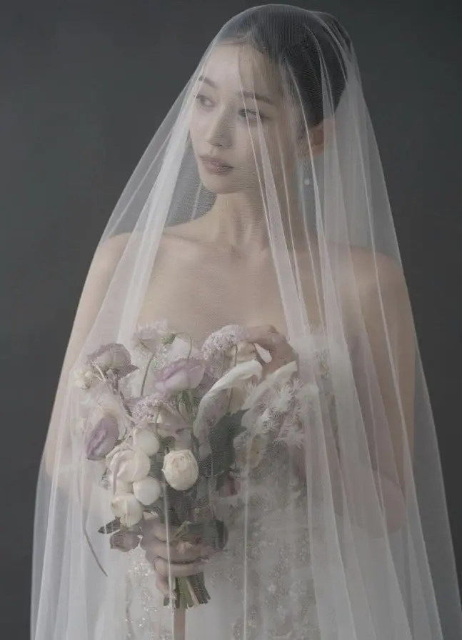 演员李化兼身穿纯白婚纱展现清纯优雅气质的绝美婚纱照