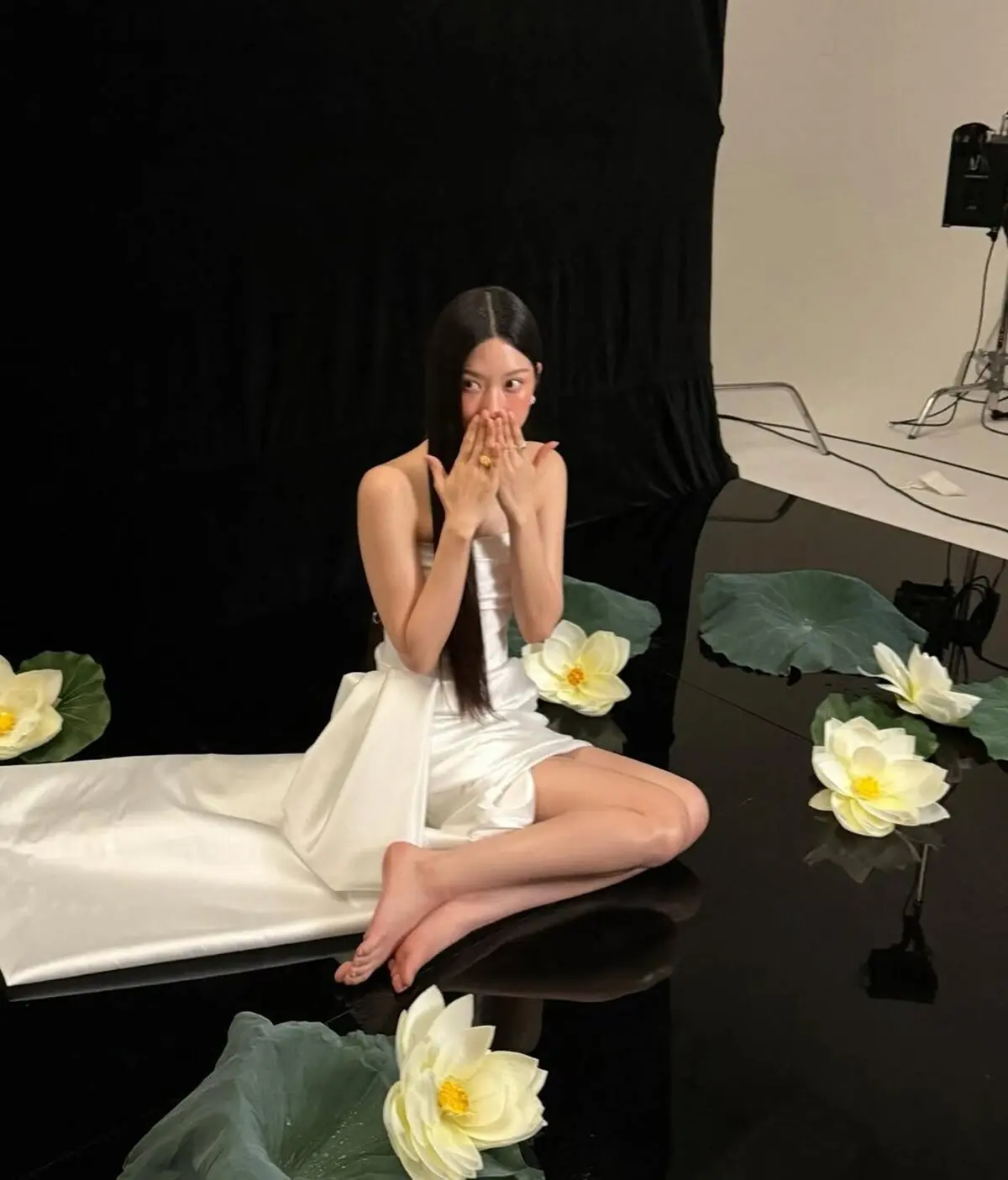 文佳煐身穿白色露肩长裙展现高级优雅气质的画报拍摄幕后照片