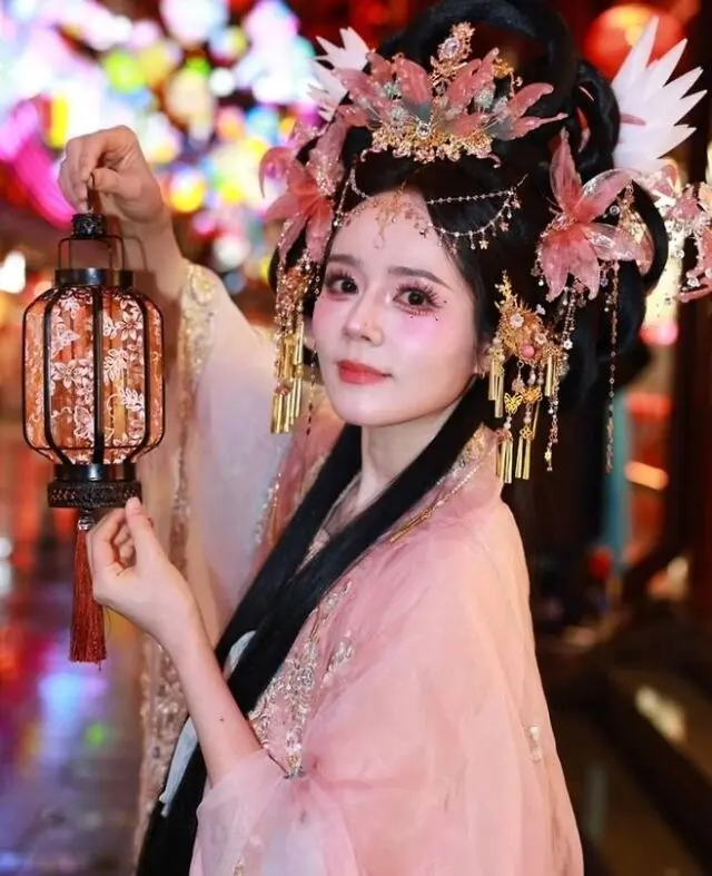 韩佳人手持团扇展示华丽的中国网红妆容细节