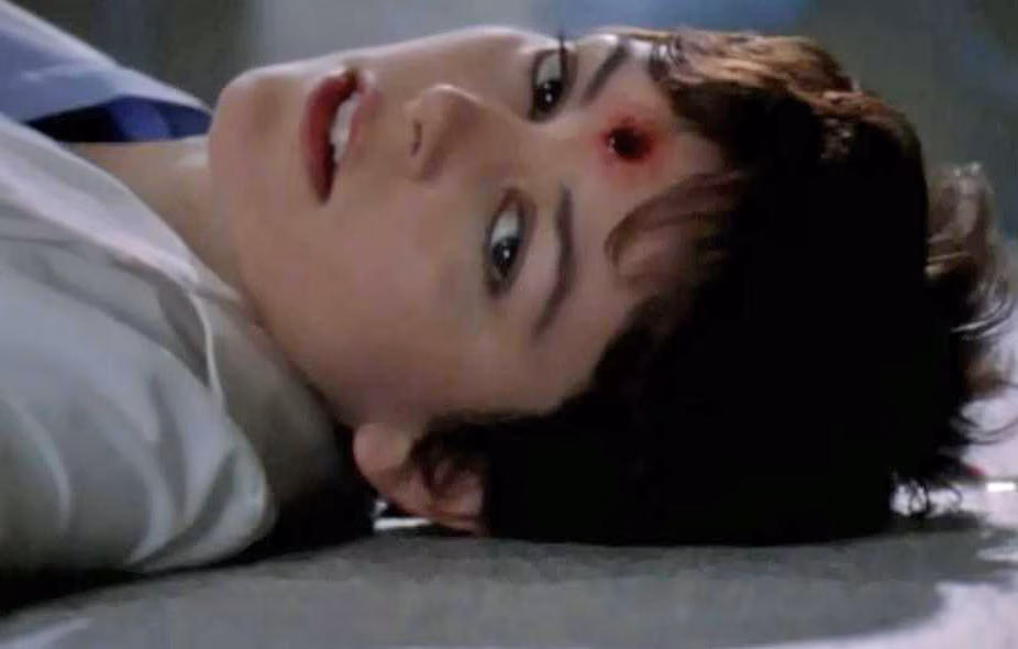 里德被毫无征兆一枪爆头的惊恐瞬间