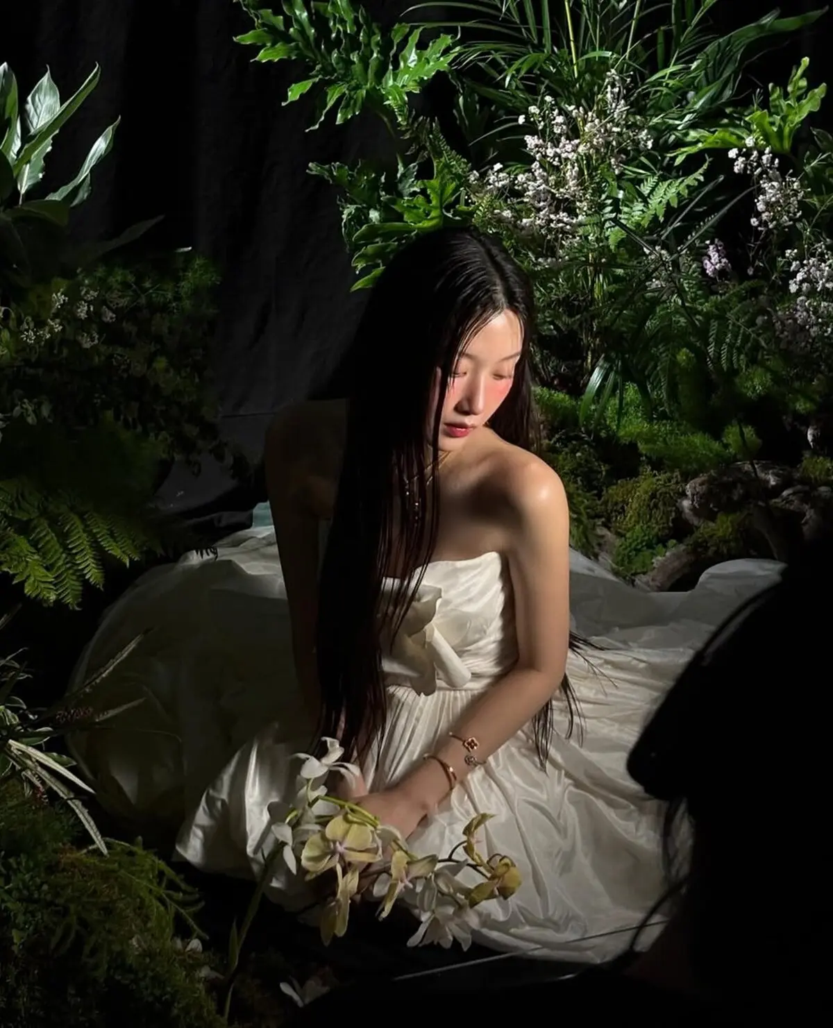文佳煐完美驾驭果汁妆容与极简穿搭散发神秘清纯魅力