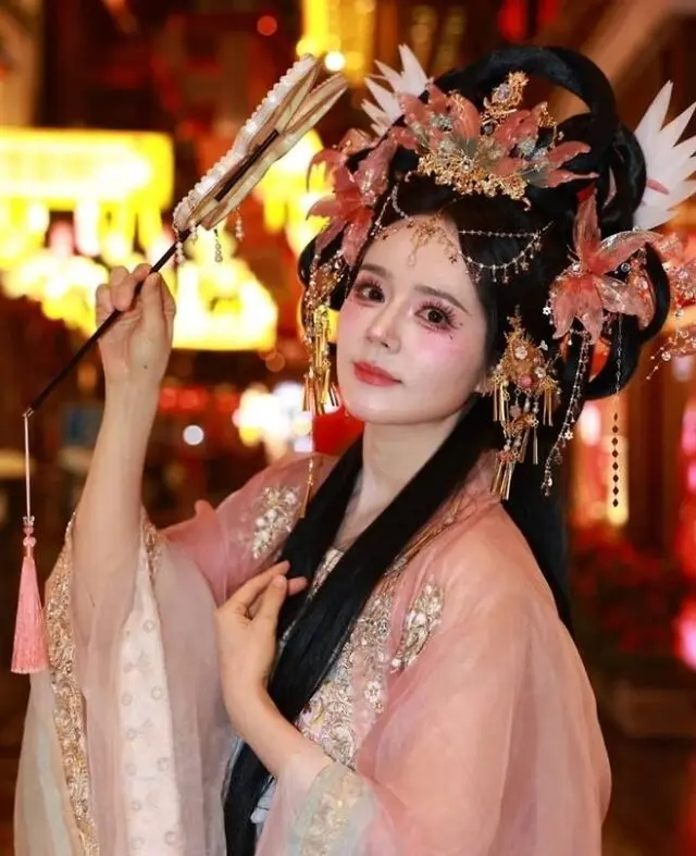韩佳人身穿粉色传统服饰挑战中国网红妆容