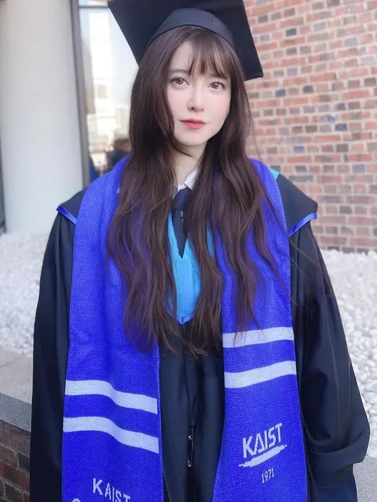 具惠善身穿学士服佩戴KAIST标志围巾的提前毕业认证照