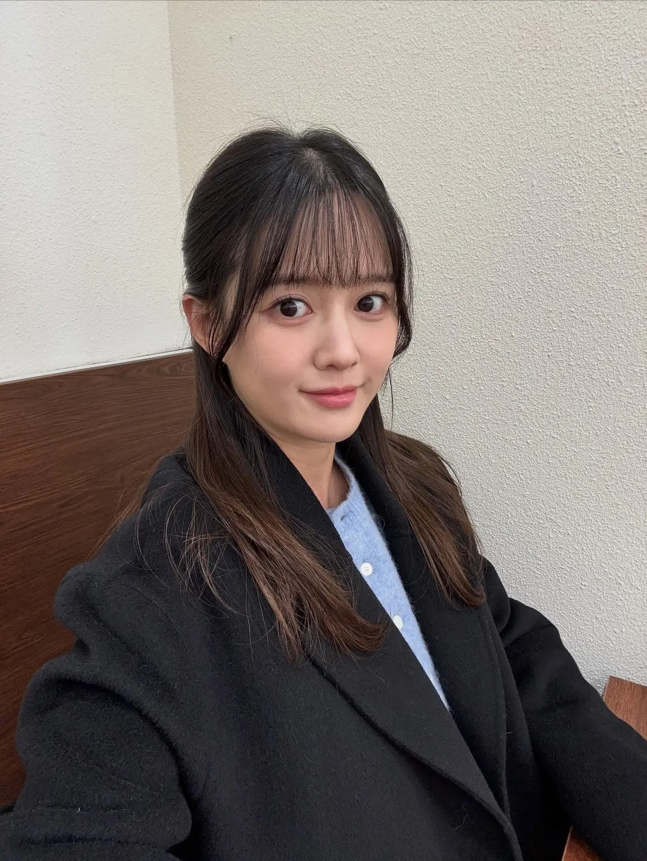 准妈妈南宝拉坐在高级美容院对着镜子开心自拍,展现充满活力的好状态