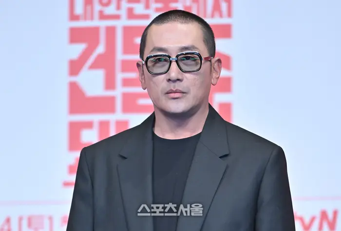 河正宇亮相在韩国成为建筑主的方法制作发布会现场