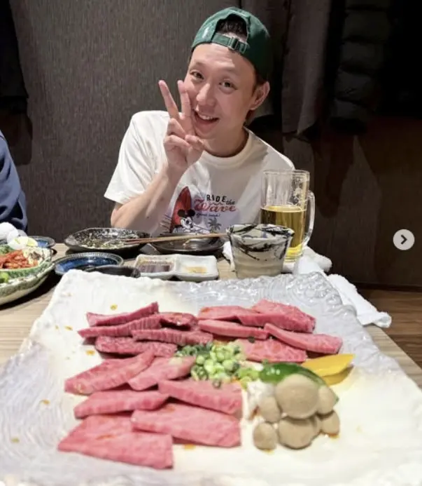 朴有天与好友在日本当地餐厅聚餐享受悠闲时光
