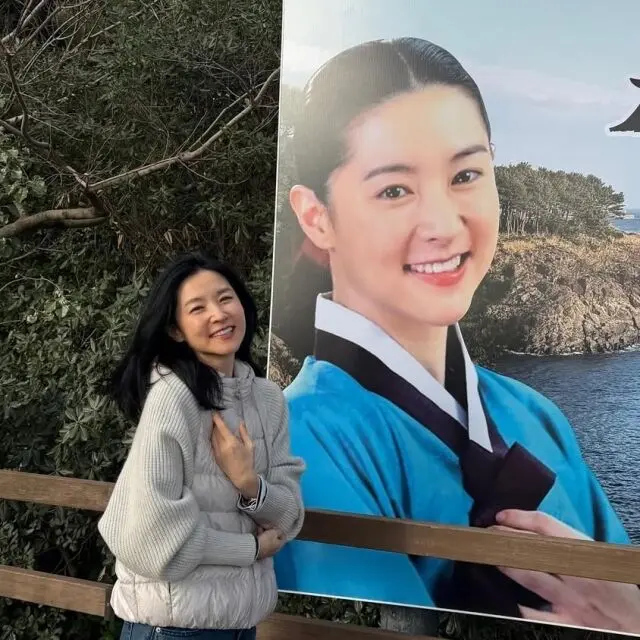 李英爱在济州岛享受海风与美景的度假照片