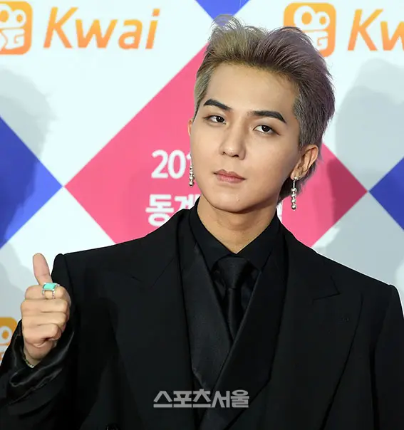 WINNER宋旻浩陷兵役争议：延期庭审却现身首映礼惹众怒