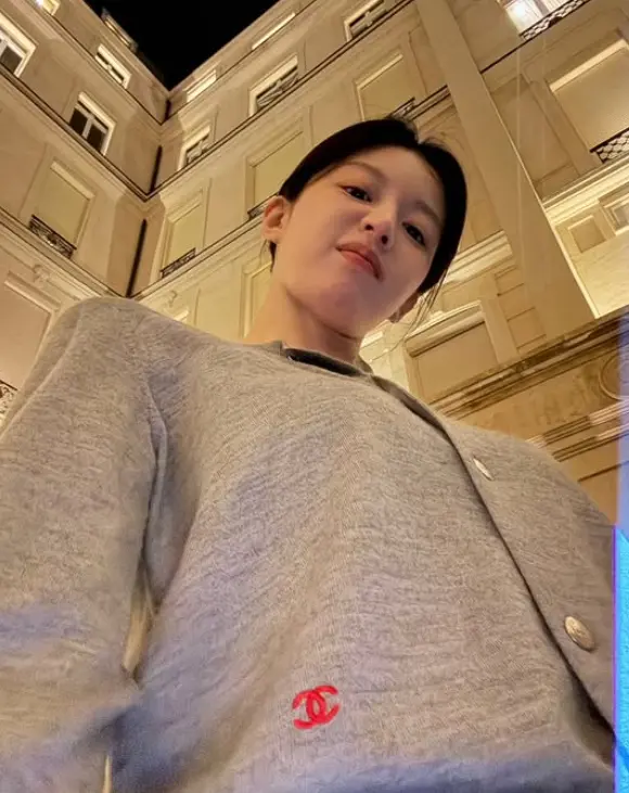 高允贞出席Chanel秋冬大秀身穿灰色针织衫与牛仔裤的绝美穿搭
