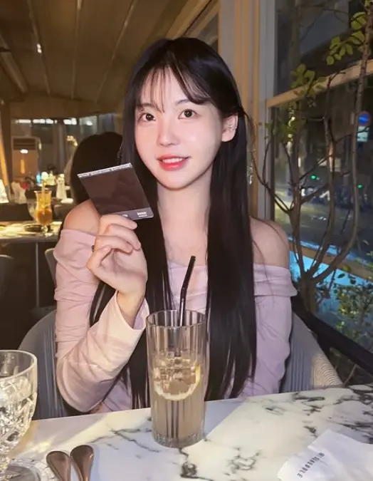 蕾娜褪去婴儿肥后展现精致下颌线与成熟魅力的生活照