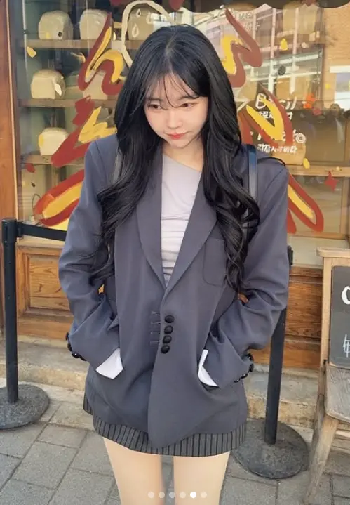 粉丝惊呼认不出,蕾娜以长直发造型散发优雅气质的SNS美照