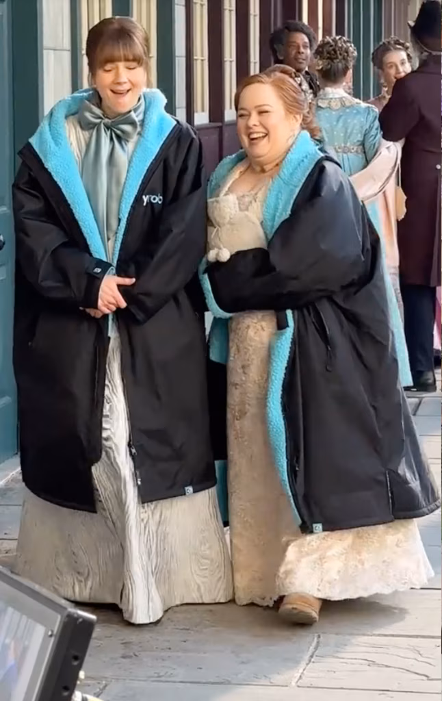 卢克·汤普森与克劳迪亚在片场玩乐