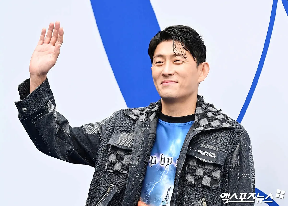 韩国实力派男演员高俊宣布结婚喜讯,展现铁汉柔情的浪漫反差魅力