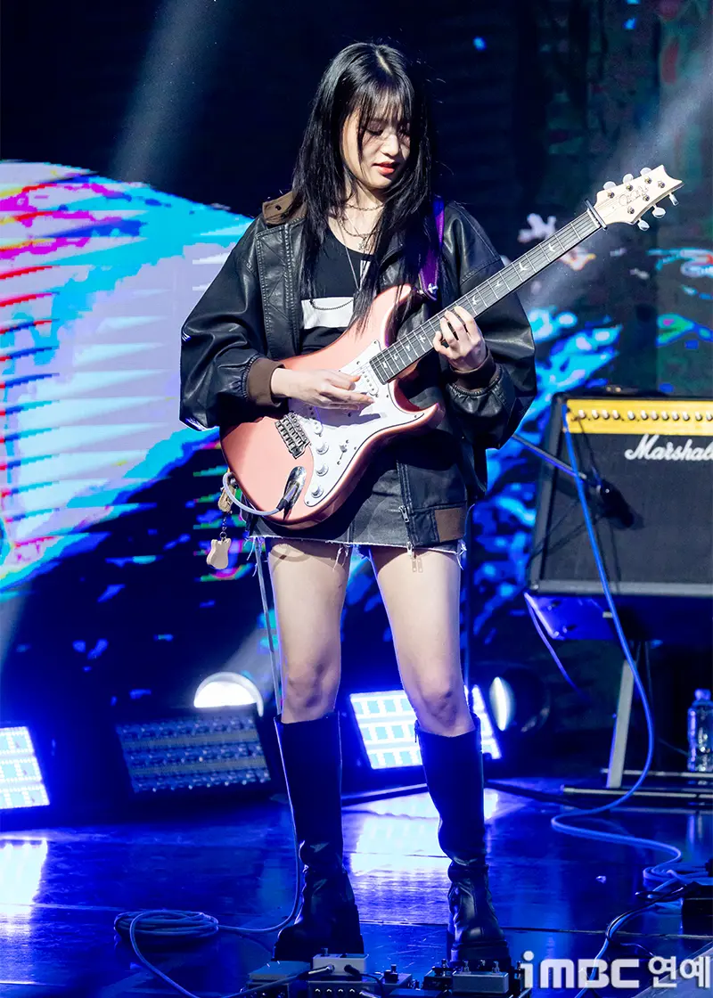 贝斯手世美在首尔上岩洞Showcase中的硬核演奏风采