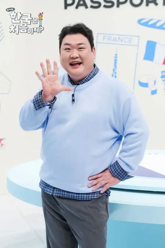 资深主持人金俊铉在录音棚内分享对节目的深厚感情