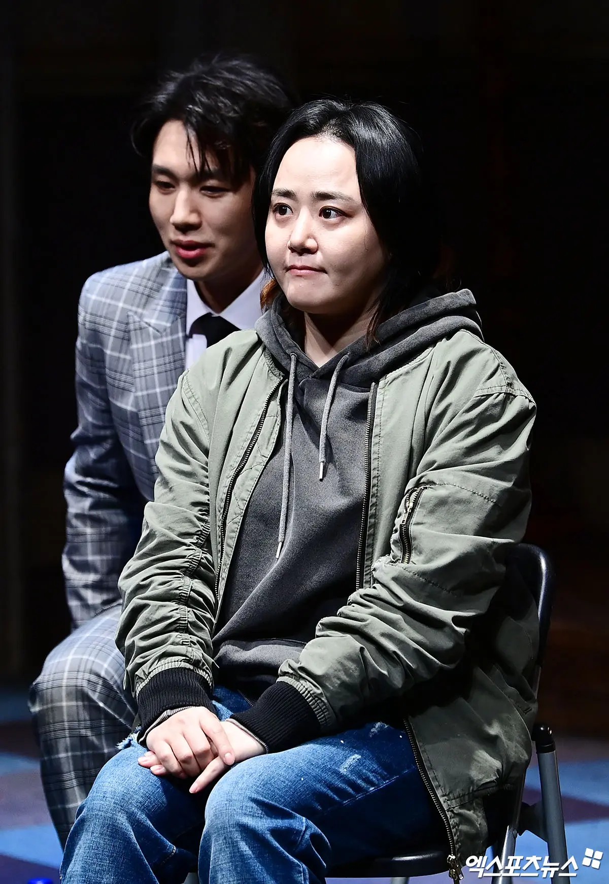 文根英出席话剧《孤儿们》首尔媒体试演会微笑着向大家亲切打招呼