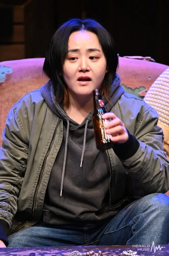 文根莹出席话剧《孤儿们》媒体见面会展现坚韧复出魅力