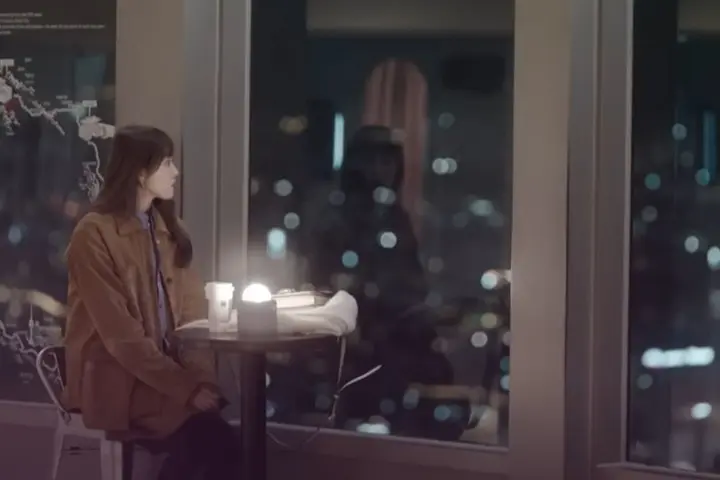 李圣经与蔡钟协在《灿烂的季节》中深情对视，展现双向救赎的甜蜜瞬间