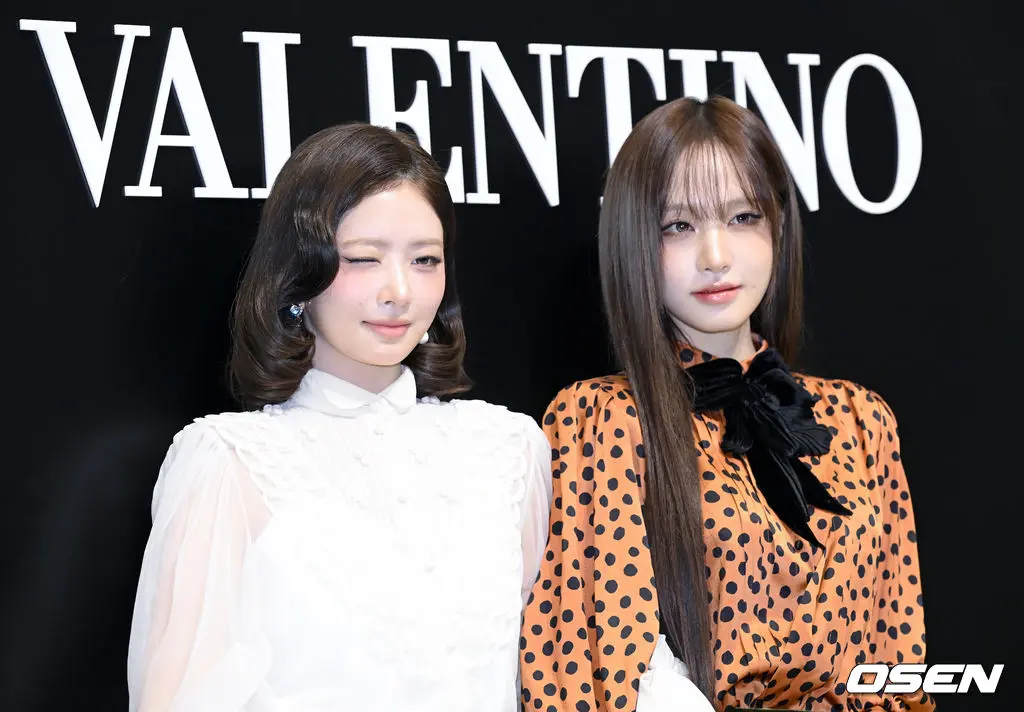 IVE成员Rei和Liz身着Valentino 2026春夏系列时装在首尔发布会现场合影