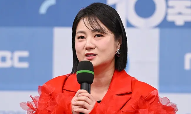 韩国笑星朴娜莱现身首尔江南警察署接受长达七小时的第二次调查现场