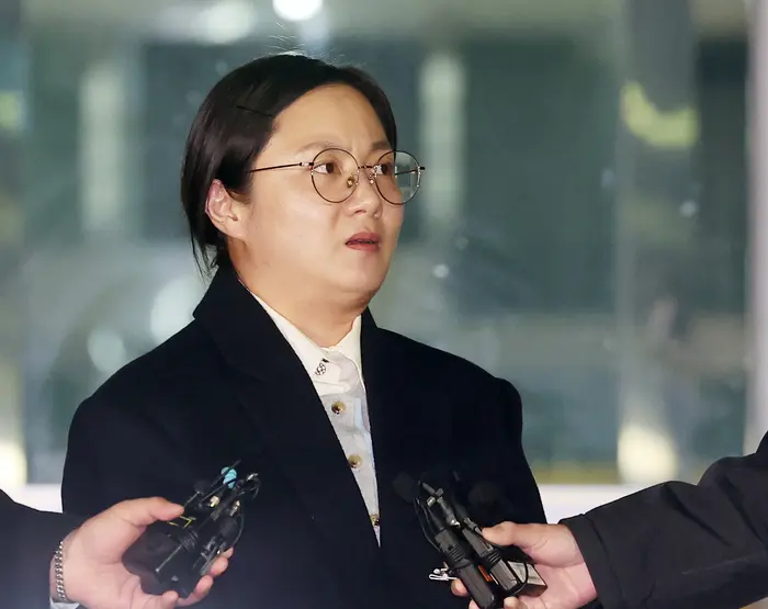 韩国喜剧演员朴娜莱接受警方调查后走出警局面对媒体