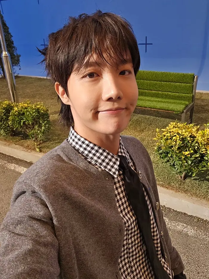 J-Hope在社交媒体发布的自拍照与叮嘱内容