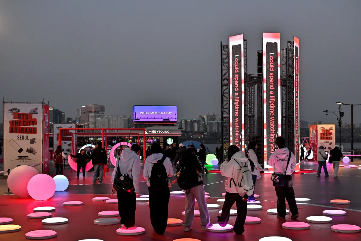 市民在汉江边参与防弹少年团回归纪念活动情景