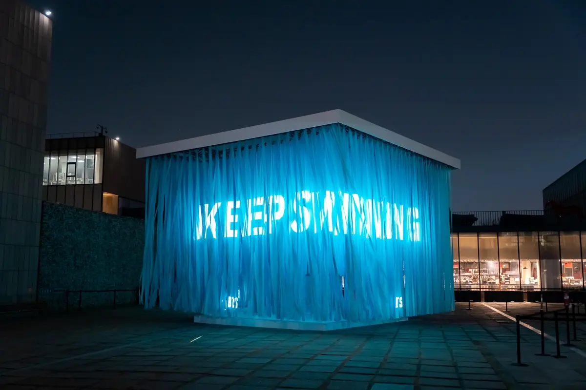 国立现代美术馆广场上展示的KEEP SWIMMING蓝色立方体艺术装置