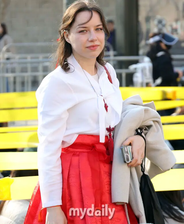 防弹少年团光化门回归演唱会现场，一位身穿传统韩服静候表演开始的忠实粉丝ARMY