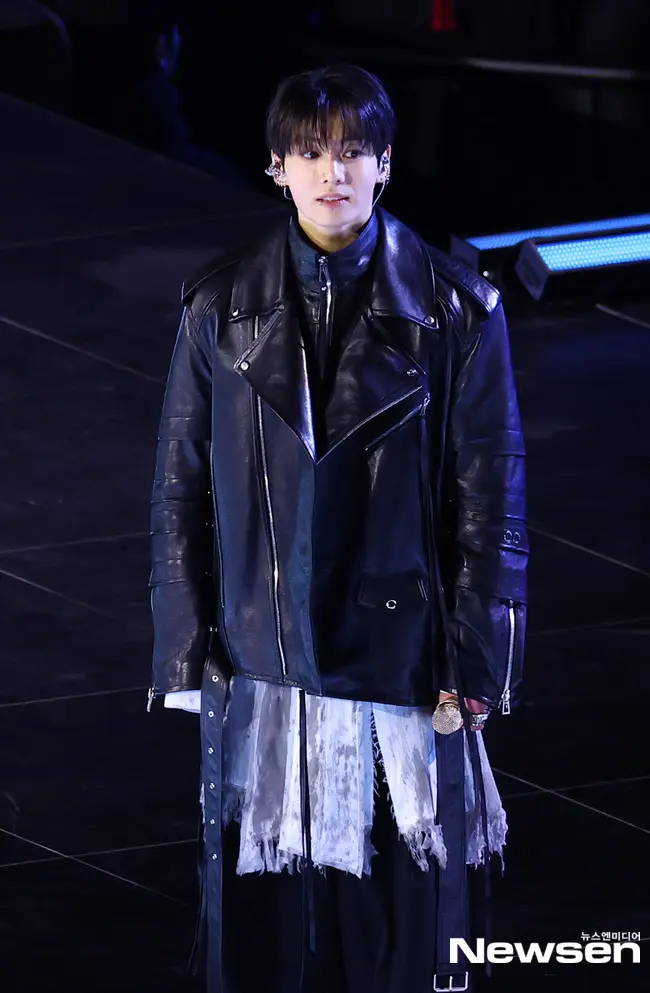 防弹少年团BTS在首尔光化门广场举行盛大的回归演唱会,成员们正在舞台上进行精彩表演。