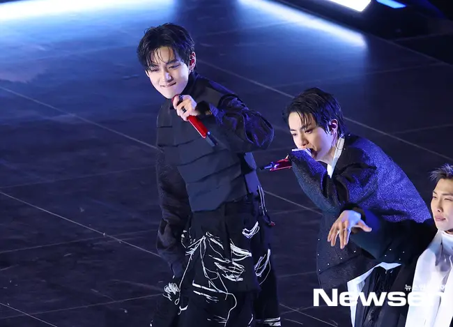 防弹少年团在首尔光化门广场举办回归演唱会舞台现场图