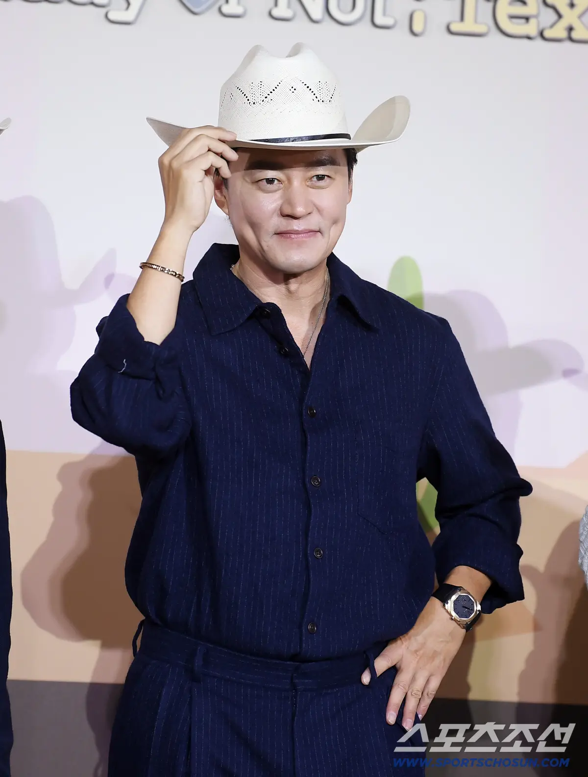 李瑞镇携Netflix新综《Dalla Dalla》强势回归，龙山发布会展现酒窝杀