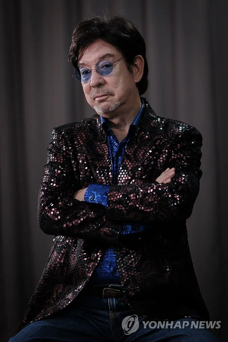 歌手尹秀日现身首尔韩联社大楼接受采访，尽显老牌艺人从容风范