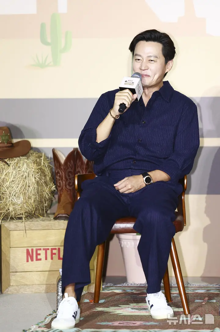 演员李瑞镇在首尔龙山CGV举行的Netflix综艺《李瑞镇的达拉达拉》制作发布会上手持麦克风介绍节目内容
