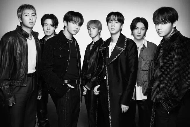 防弹少年团所属经纪公司BIGHIT MUSIC提供的宣传海报,展现了BTS成员们在新专辑Arirang中的全新造型与艺术风格