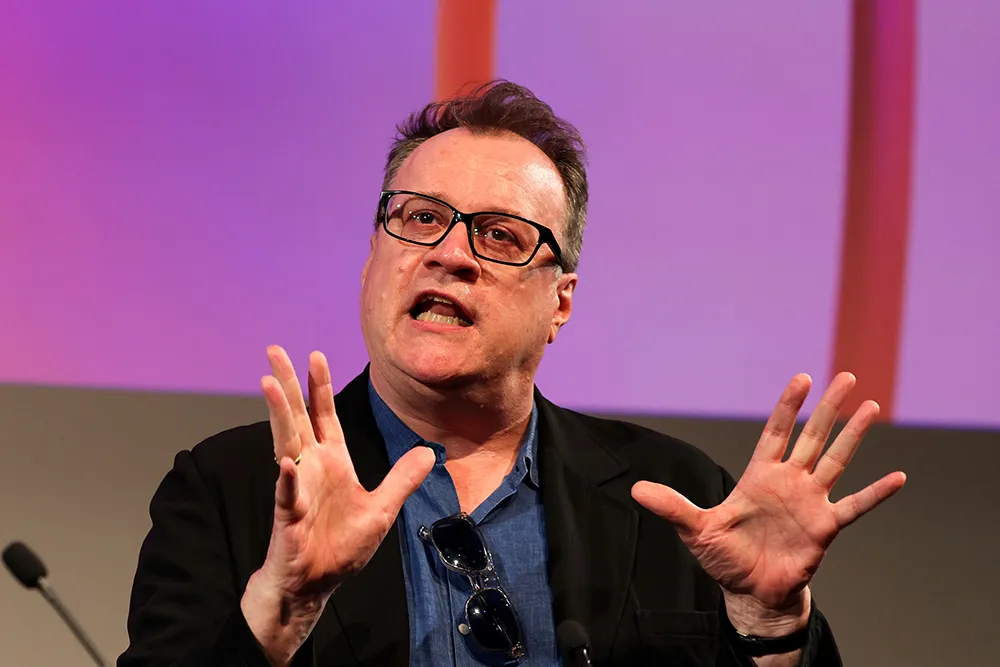 拉塞尔·T·戴维斯霸气回怼《炽热对决》拉踩言论，新剧《Tip Toe》犀利暗讽美国政坛