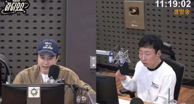 KBS Cool FM 朴明秀的广播秀可视电台直播画面,朴明秀正在进行谈话