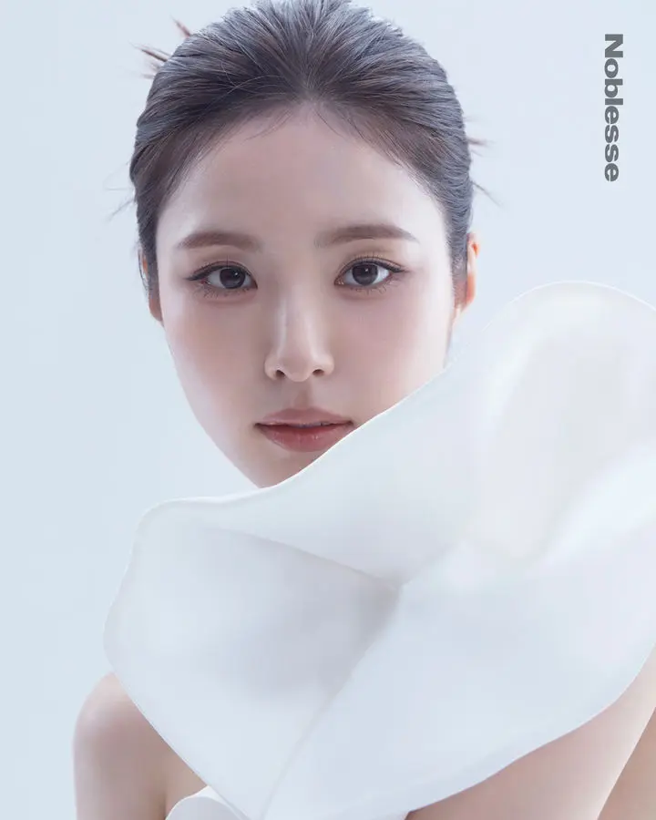 韩国女星申世景展现发光肌肤与深邃优雅眼神特写