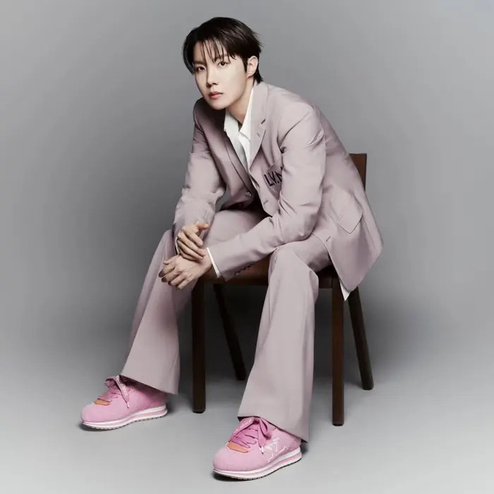 J-Hope与LV联名款Buttersoft运动鞋的整体设计图